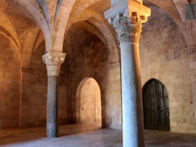 E poi passiamo sotto il vestibolo a tre navate con volte a crociera